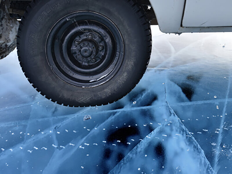 толща льда с трешинами, под колесом автомобиля
