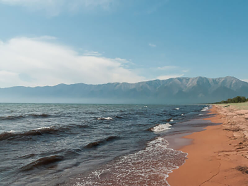 летнее озеро Байкал, вид с берега